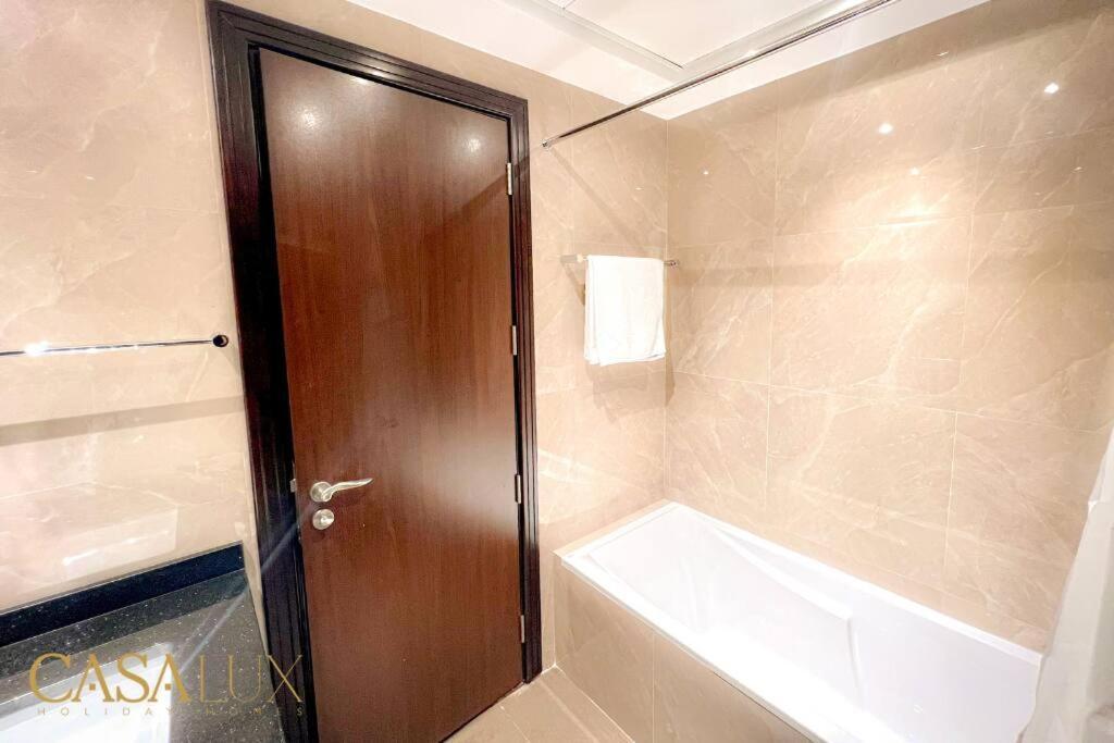Lovely Big Studio W/ Burj Khalifa View In Downtown Dubai Exterior foto